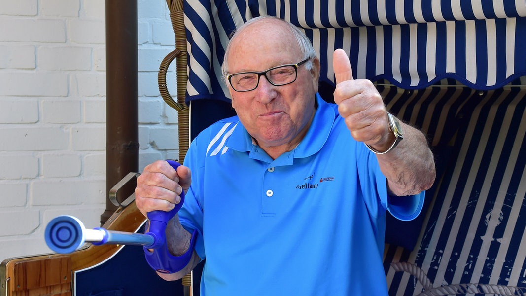 Uwe Seeler Hartes Training auf der Terrasse NDR.de