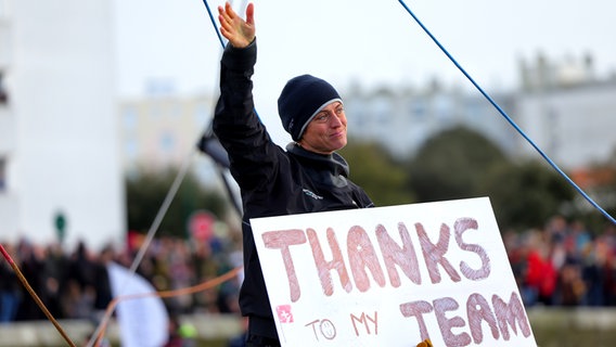 Justine Mettraux nach ihrer Zieldurchfahrt bei der Vendée Globe © Jean-Marie Liot / Alea 