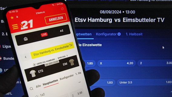 Auf einem Laptop wurde die Website eines Anbieters für Sportwetten aufgerufen. Dort werden Wetten auf die Oberliga-Partie zwischen dem ETSV Hamburg und dem Eimsbütteler TV angeboten. © NDR Foto: Hanno Bode