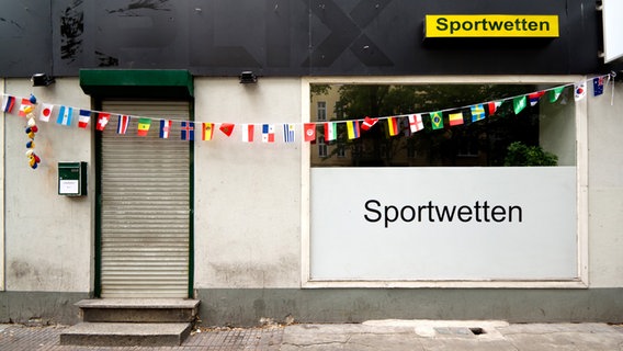 Filiale eines Sportwetten-Anbieters © picture alliance / Lutz Wallroth/Shotshop | Lutz Wallroth 