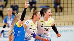 Die Schweriner Volleyballerinnen Anna Pogany, Gréta Szakmáry und Lea Ambrosius (v.l.) feiern einen Punktgewinn.