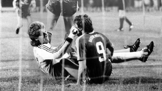Uli Stein (l.) schlägt dem Münchner Jürgen Wegmann ins Gesicht (Archivbild aus dem Jahr 1987) © imago/Frinke 