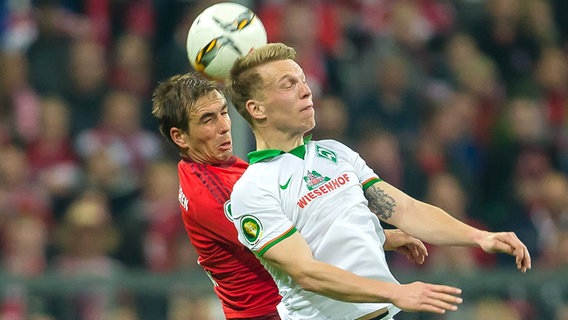 Philipp Lahm (l.) vom FC Bayern München im Duell mit Janek Sternberg von Werder Bremen (Foto aus dem Jahr 2016) © IMAGO / DeFodi 