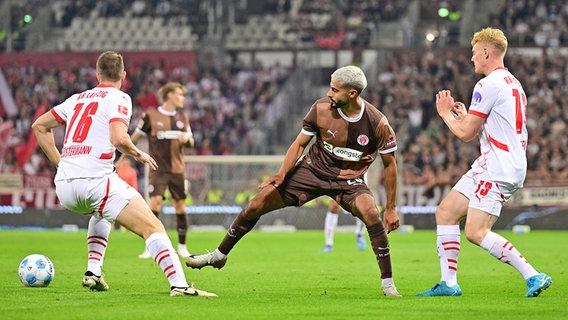 Elias Saad (M.) vom FC St. Pauli im Spiel gegen RB Leipzig in Aktion © Witters Foto: Leonie Horky