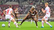 Elias Saad (M.) vom FC St. Pauli im Spiel gegen RB Leipzig in Aktion © Witters Foto: Leonie Horky