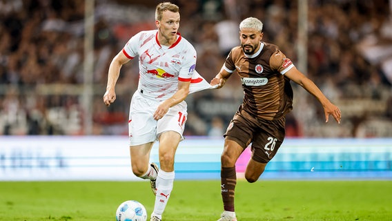 Elias Saad (r.) vom FC St. Pauli im Duell mit Lukas Klostermann von RB Leipzig © IMAGO / Philipp Szyza 