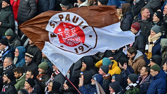 St. Paulis-Fans mit einer Fahne © Witters 