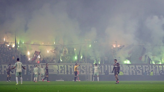 Rauchschwaden wabern während der Partie St. Pauli - Werder Bremen durchs Stadion. © Witters 