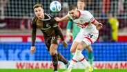 Johannes Eggestein (l.) im Kopfballduell mit Stuttgarts Jeff Chabot. © picture alliance / dpa Foto: Tom Weller