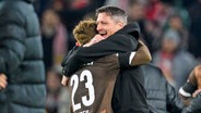 St. Paulis Trainer Alexander Blessin umarmt Philipp Treu. © picture alliance / dpa Foto: Tom Weller