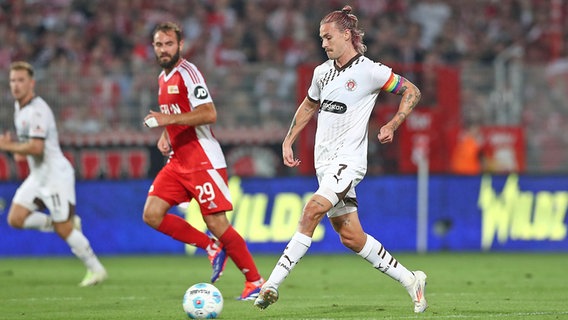 Jackson Irvine vom FC St. Pauli im Spiel bei Union Berlin am Ball © IMAGO / Jan Huebner 