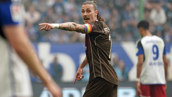 St. Paulis Kapitän Jackson Irvine im Derby gegen den HSV © picture alliance/dpa | Marcus Brandt 