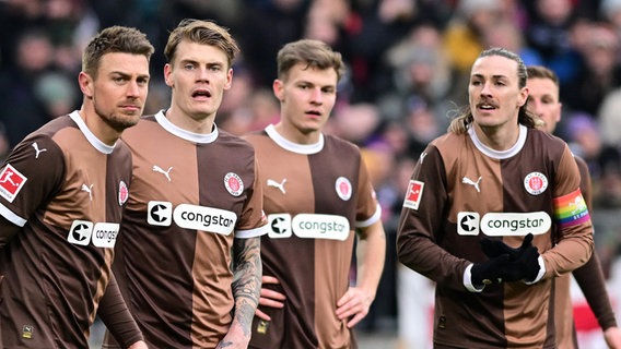 Hauke Wahl, Eric Smith, David Nemeth und Jackson Irvine vom FC St. Pauli (v.l.) © Witters Foto: Valeria Witters