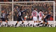 Nico Patschinski (r.) erzielt am 6. Februar 2002 das 2:0 für den FC St. Pauli gegen Bayern München. © IMAGO / Garcia 