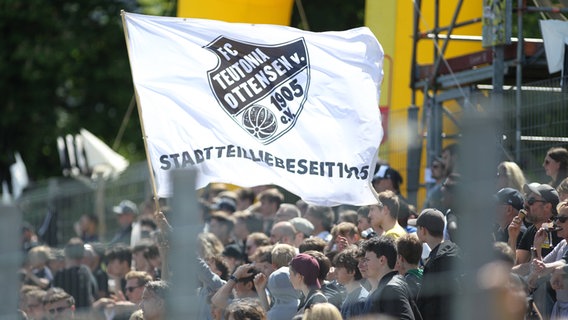 Fans vom FC Teutonia 05 Ottensen © Imago images Foto: Hanno Bode