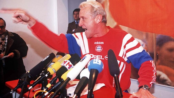Giovanni Trapattoni Pressekonferenz bei seiner legendären Pressekonferenz als Bayern-Trainer. © IMAGO / Thomas Exler 