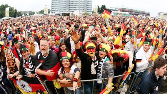 Fußball-Fans auf dem Hamburger Heiligengeistfeld © dpa-Bildfunk Foto: Bodo Marks