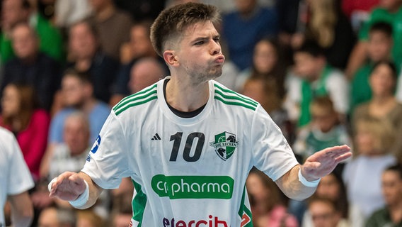 Handballprofi Renasr Uscins vom TSV H.-Burgdorf. © IMAGO / Eibner 