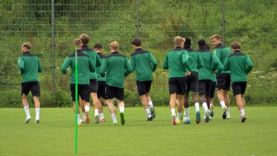 Das Fussballteam des VfB Lübeck beim Training © NDR Foto: NDR Screenshot