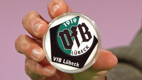 Eine Loskugel mit dem Logo des VfB Lübeck © imago images / Martin Hoffmann 