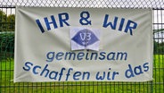 Ein Plakat der Fans am Trainingsplatz des VfB Oldenburg © NDR Sport Foto: Burkhard Tillner