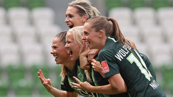 Jubel bei den Wolfsburgerinnen Sara Bjoerk Gunnarsdottir, Lena Goessling, Pernille Harder und Noelle Maritz (v.l.) © imago images / Hübner 