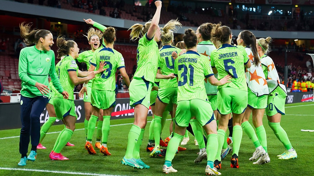 Wolfsburgs Spielerinnen jubeln nach dem Spiel.