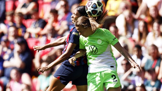 Wolfsburgs Lynn Wilms (r.) und Barcelonas Salma Paralluelo kämpfen um den Ball. © IMAGO / ANP 