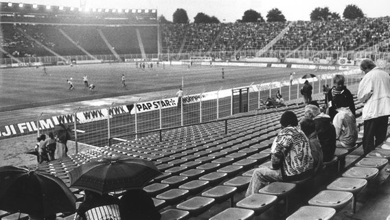 Zuschauer im Volksparkstadion © Witters Foto: Wilfried Witters