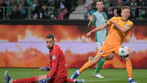 Werder Bremen vs TSG Hoffenheim Torschütze/Torschuetze Maximilian Beier (TSG 1899 Hoffenheim 14) trifft zum 0:1 ins Tor von Torwart Jiri Pavlenka © Imago / Nordphoto 