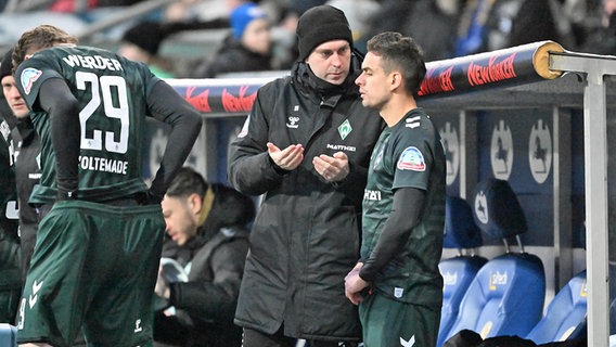 Werder-Trainer Ole Werner (Mitte) mit Rafael Borré © picture alliance / nordphoto GmbH 