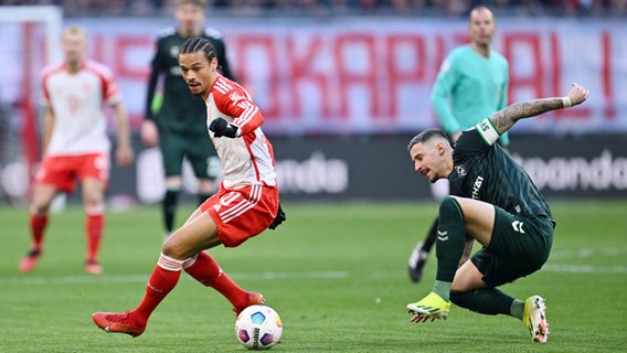 Bayerns Leroy Sané (l.) versucht, Bremens Marco Friedl zu enteilen. © Witters Foto: Witters