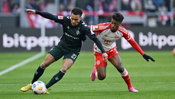 Werder Bremens Felix Agu (l.) behauptet den Ball gegen Bayerns Kingsley Coman. © Witters Foto: Witters