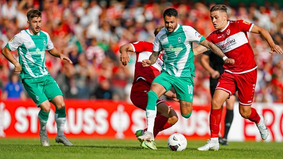 Werder Bremen beim DFB-Pokal-Spiel in Cottbus © IMAGO / Nordphoto Foto: gumzmedia