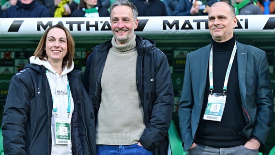 Anne-Kathrin Laufmann (l., Geschäftsführerin Sport und Nachhaltigkeit, Werder Bremen), Tarek Brauer (Geschäftsführer Organisation und Personal) und Klaus Filbry (Vorsitzender der Geschäftsführung) © Witters 