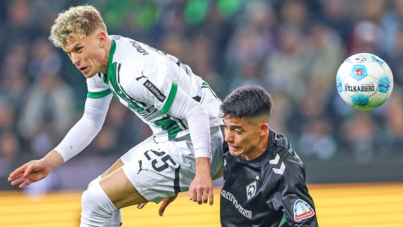 Julian Malatini (r.) von Werder Bremen im Duell mit Robin Hack von Borussia Mönchengladbach © IMAGO / Maximilian Koch 