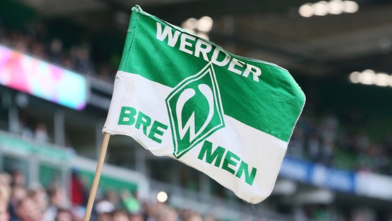 Eine Fahne mit dem Vereinswappen von Werder Bremen © IMAGO / Picture Point 