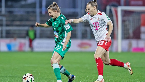 Rieke Dieckmann (l.) von Werder Bremen im Duell mit Dora Zeller vom 1. FC Köln © IMAGO / foto2press 