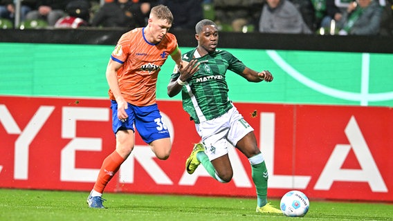 Derrick Köhn (r.) von Werder Bremen im Duell mit Darmstadts Clemens Riedel © picture alliance/dpa | Carmen Jaspersen 