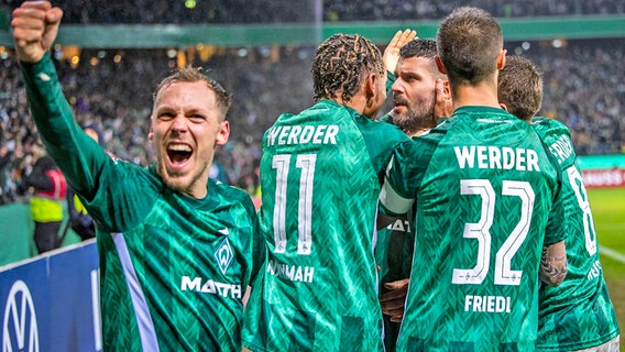 Jubel bei den Fußballern von Werder Bremen nach dem späten Siegtreffer im Pokal-Achtelfinale gegen Darmstadt 98 © IMAGO / Nordphoto 