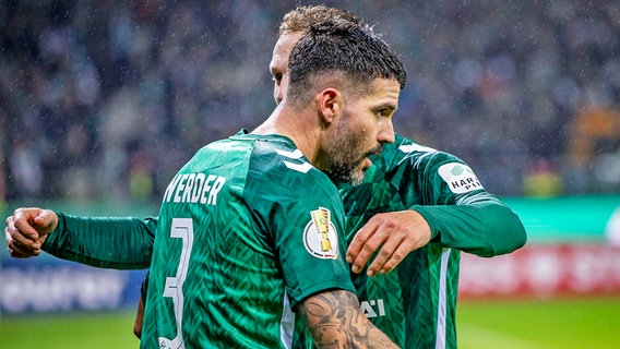 Anthony Jung (l.) von Werder Bremen bejubelt sein Tor im Pokalspiel gegen Darmstadt 98 © IMAGO / Nordphoto 