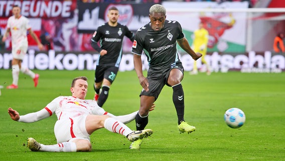 Derrick Köhn (r.) von Werder Bremen im Duell mit Lukas Klostermann von RB Leipzig © IMAGO / Picture Point LE 