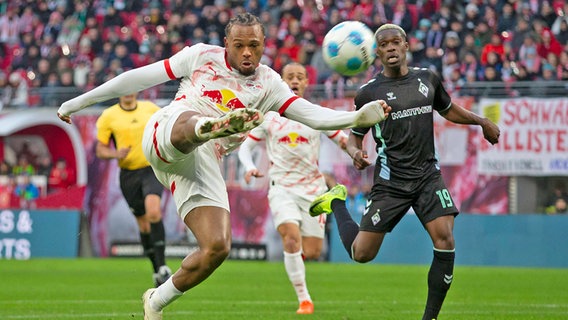 Derrick Köhn (r.) von Werder Bremen im Duell mit Lois Openda von RB Leipzig © IMAGO / HMB-Media 