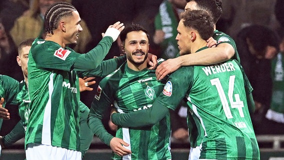 Werder Bremens Spieler jubeln. © picture-alliance / DPA 