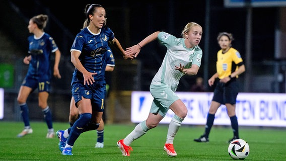 Caroline Siems (r.) von Werder Bremen im Duell mit Marta Cazalla Garcia von der TSG Hoffenheim © IMAGO / Eibner 