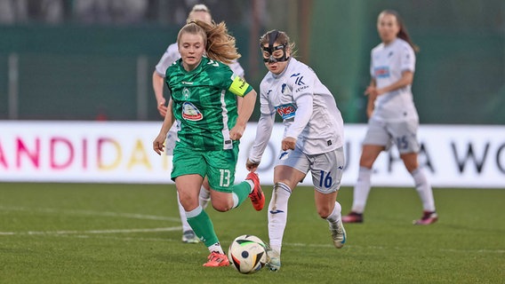 Ricarda Walkling (l.) vom SV Werder Bremen im Duell mit Ricarda Walkling von der TSG Hoffenheim © IMAGO / foto2press 