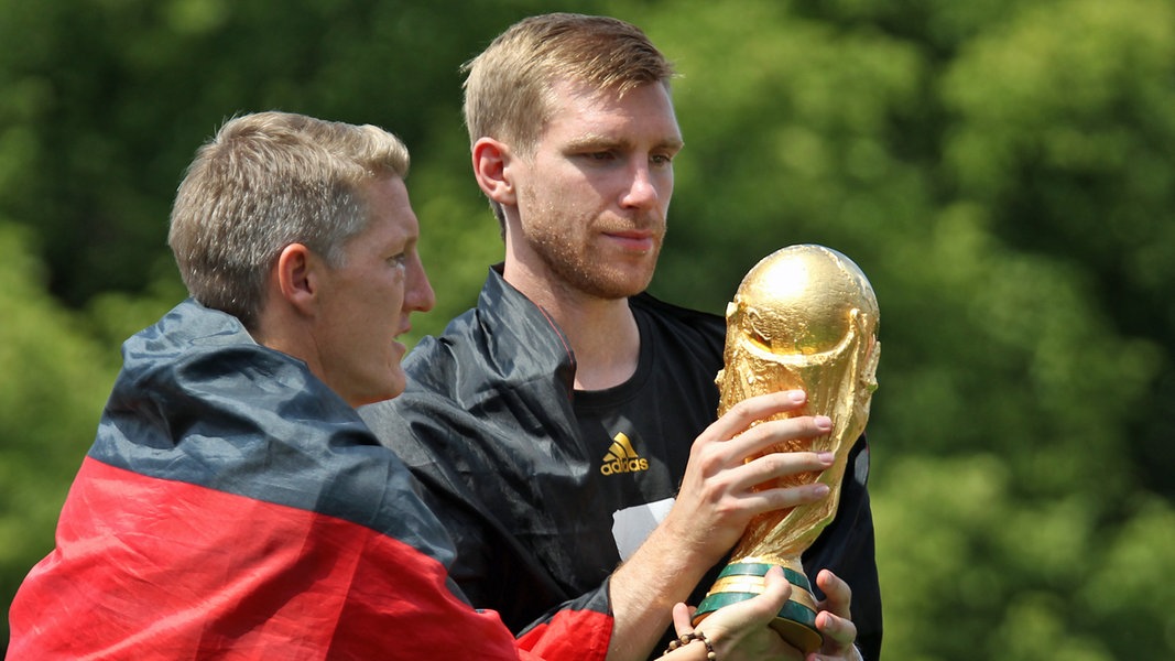 Per Mertesacker (r.) und Bastian Schweinsteiger mit dem WM-Pokal