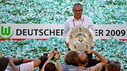 Wolfsburgs Trainer Felix Magath präsentiert die Meisterschale. © dpa 
