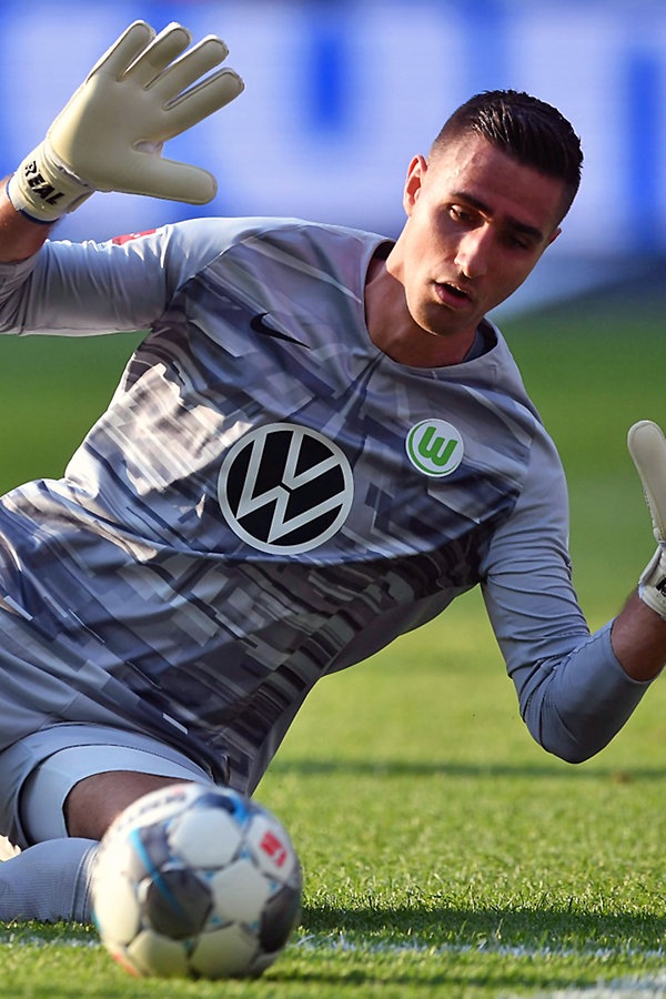 VfL Wolfsburg mit Torwart Casteels gegen Eintracht ...