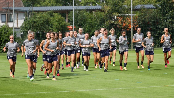 Mannschaftstraining bei den Frauen des VfL Wolfsburg © imago images / regio24 